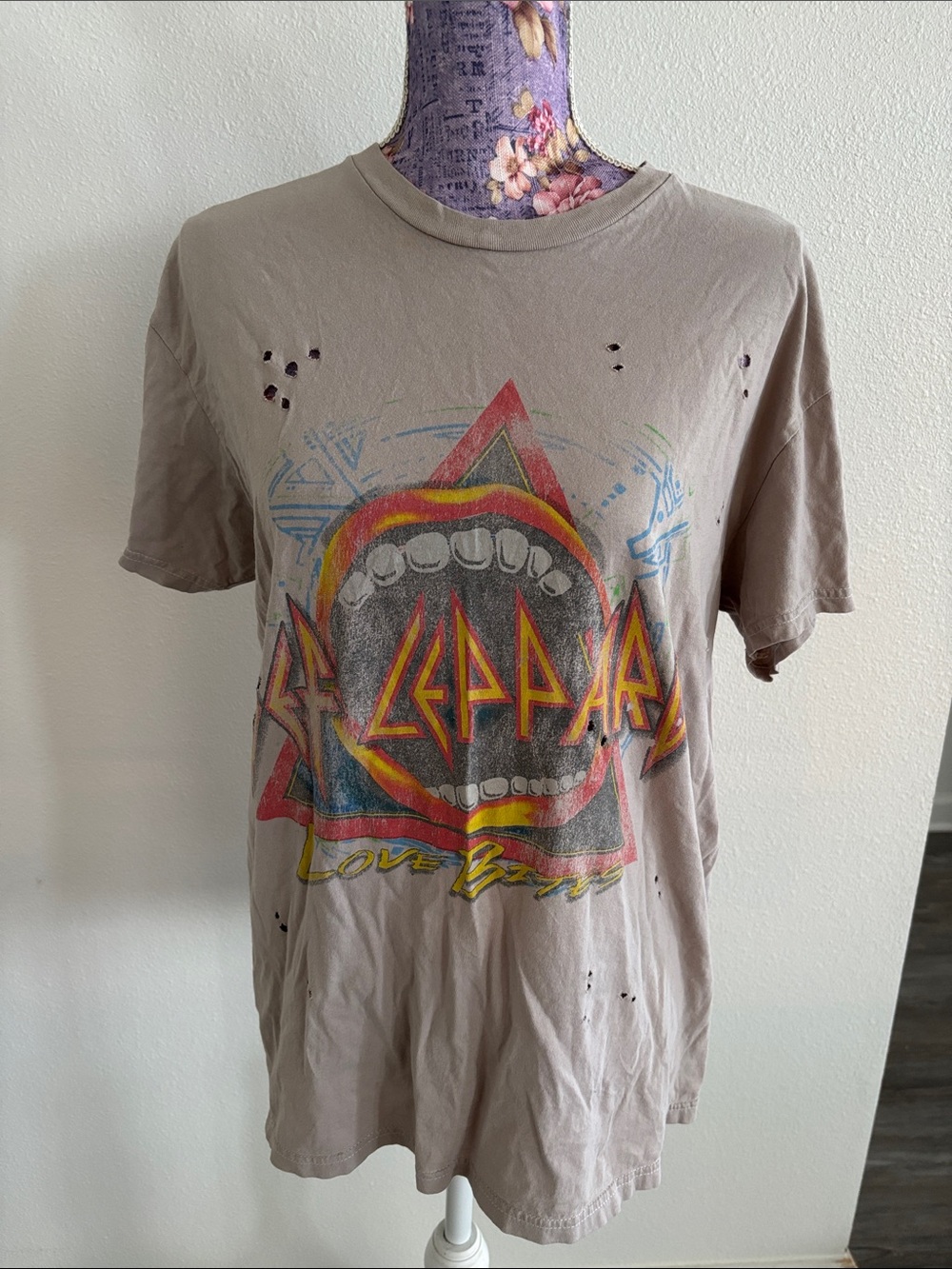 Def Leppard 'Love Bites' Graphic Tee - Taupe